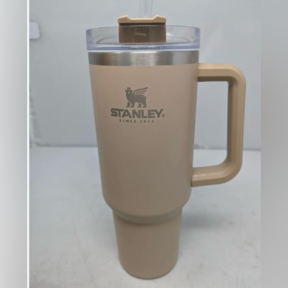 Gently Used Stanley Quencher Tumbler 40oz in Driftwood